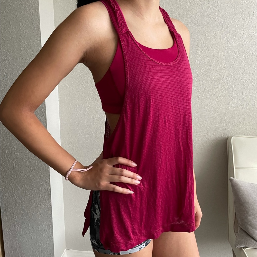 Size 6, stash it tank designed by Lululemon. Built-In Bra workout tank.